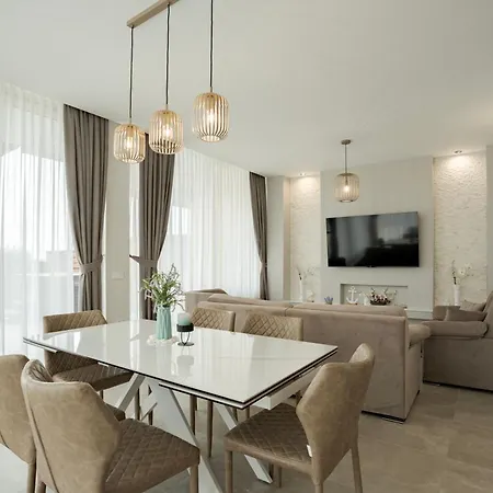 Вилла Luxury 3 Bedroom With Private Pool, Jacuzzi And Sea View Лозенец