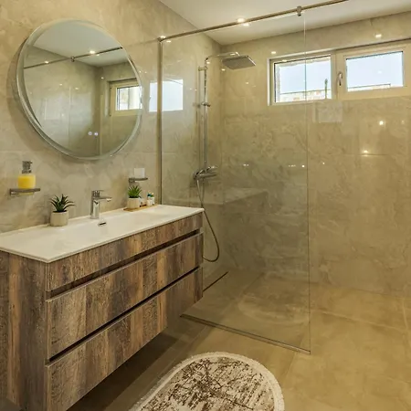Luxury 3 Bedroom With Private Pool, Jacuzzi And Sea View Лозенец